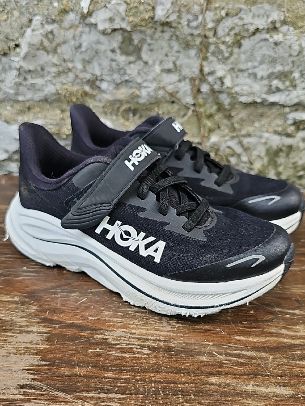 Hoka Kids Black and White Lightweight Sneakers with Strap 2 M YOUTH